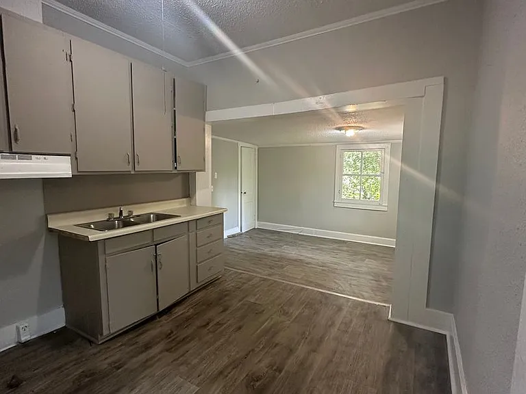 216 W Magnolia St — Photo 9