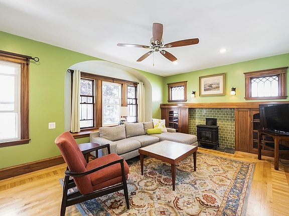 4th image of 10 Moulton Ave