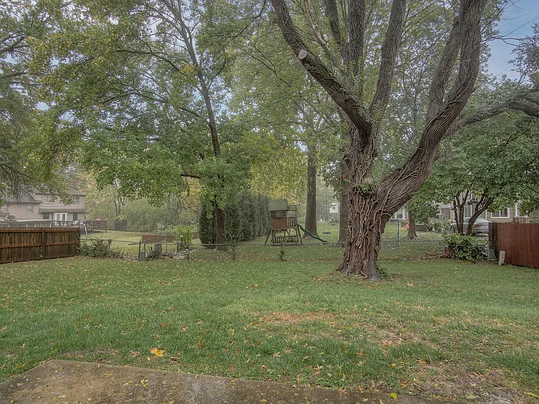 9404 Delmar St — Photo 12