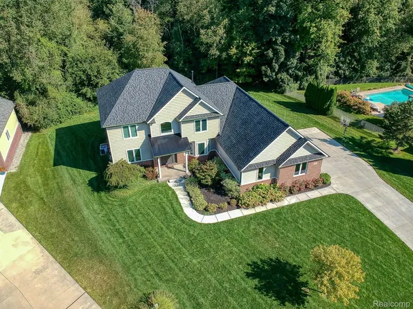 868 Birkdale Dr, Saint Clair, MI 48079