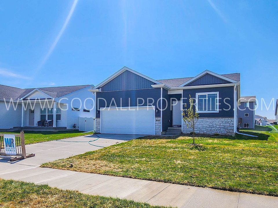 1st image of 640 NW Rosemont Dr