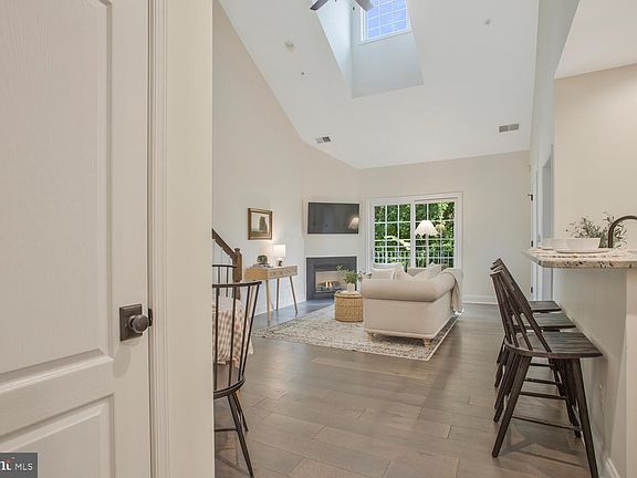 3rd image of 608 Melvin Ave #203