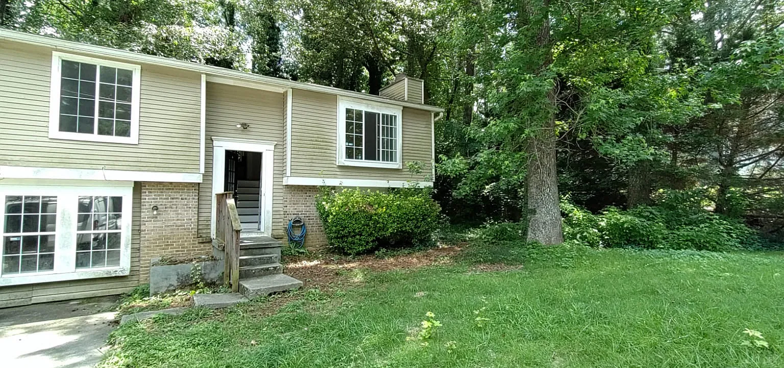 Large Single Family in Snellville — Photo 2