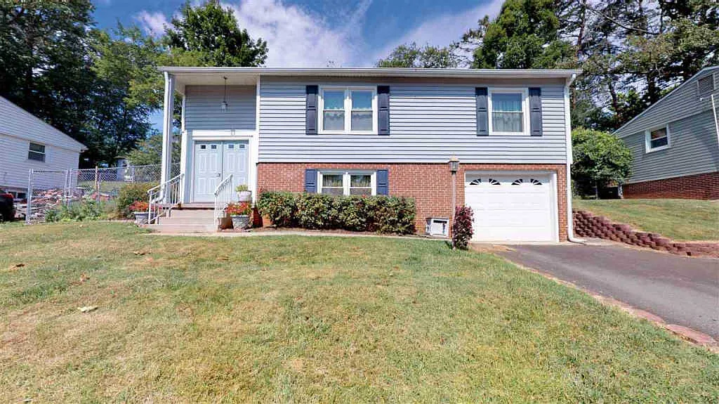 112 Camelot Dr photo 1