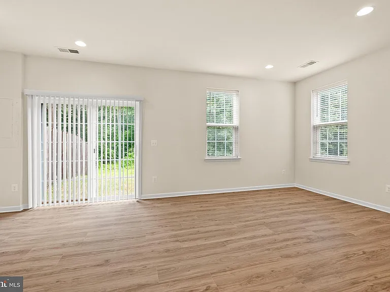 614 Savile Row Ter — Photo 22