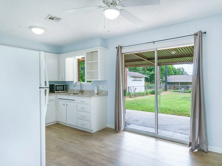 236 S Norman Ave — Photo 4
