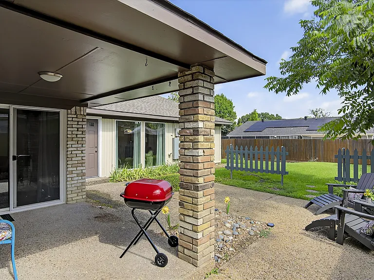 Backyard
+Covered patio
+Seating for 4
+Charcoal grill