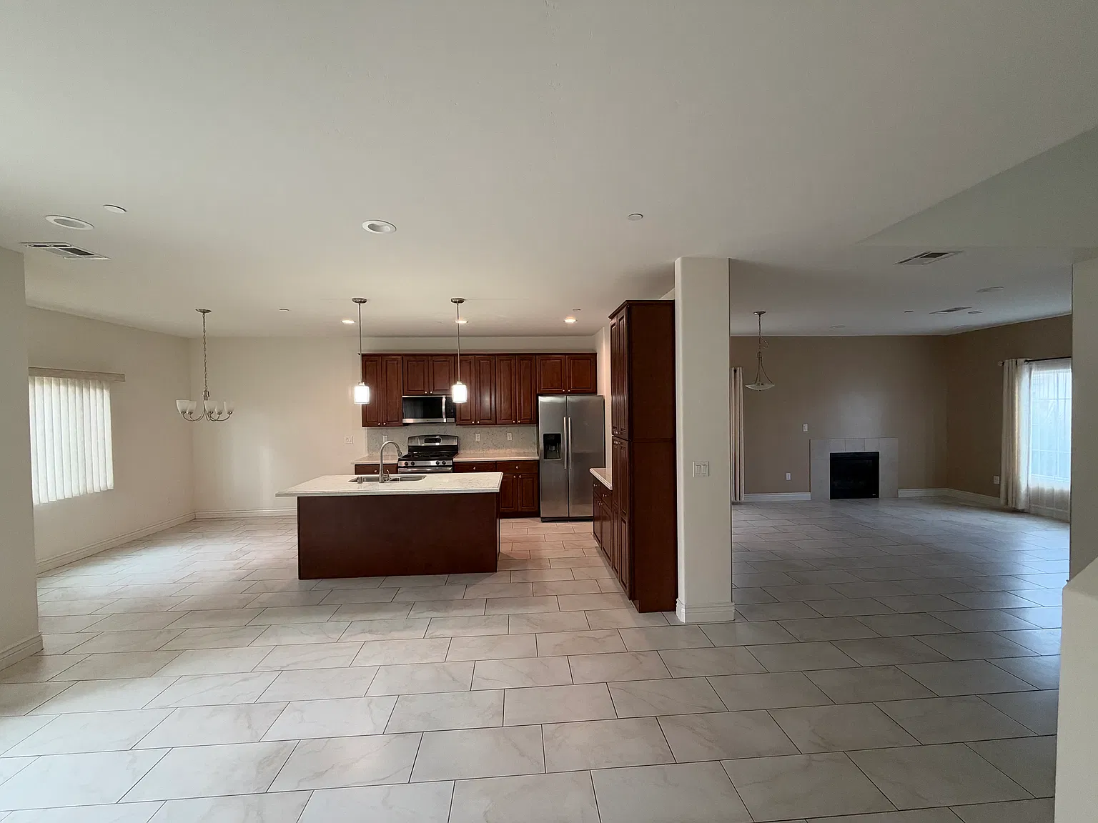 4 bed, 2464 sqft, $4,500 — Photo 2
