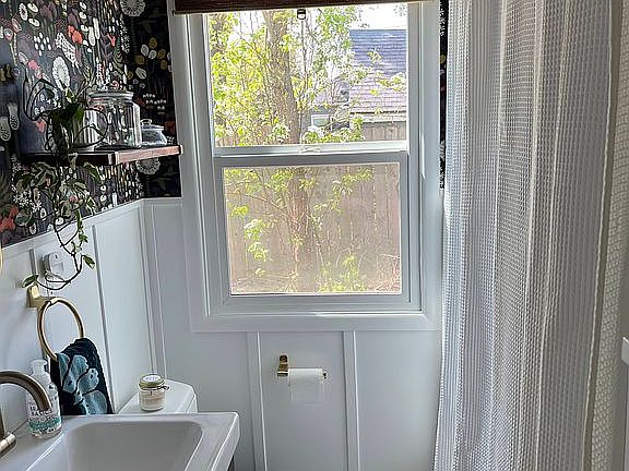 Full Bathroom w/ Bathtub