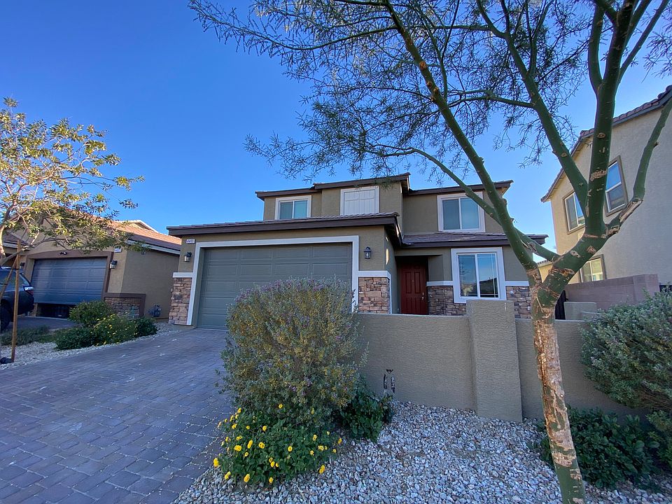 411 Starduck Falls curb appeal with easy care gardening