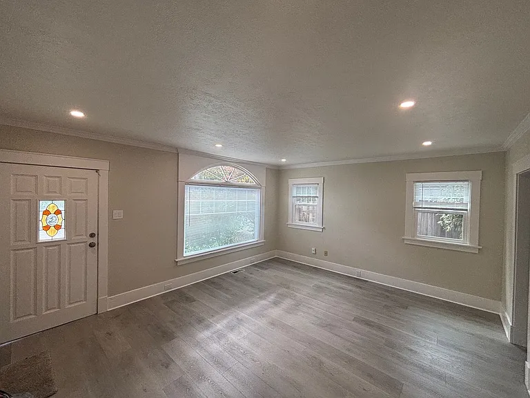 915 Howard St — Photo 3