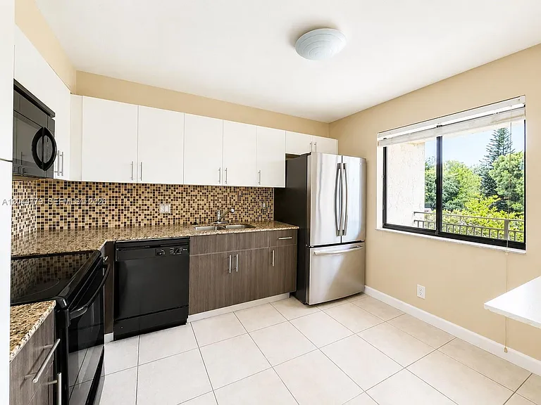 405 Lakeview Dr #202 — Photo 3