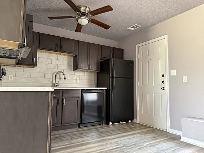 CEDAR CIRCLE RESIDENCES — Photo 3