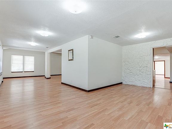 4th image of 160 Guthrie St