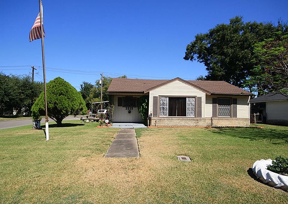 1st image of 2215 8th St