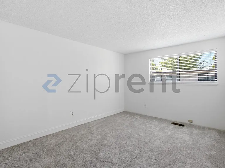 1696 London Cir — Photo 14