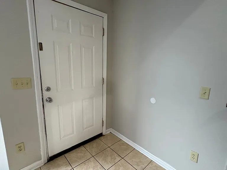 224 Edith Way — Photo 2