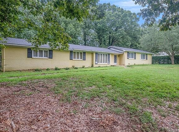 4th image of 2501 E Providence Dr
