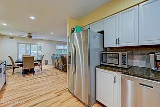 1375 Larchmont Ave — Photo 6