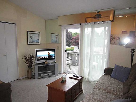 5th image of 825 Williamsburg Cir