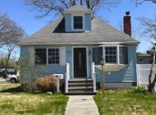 27 Robbins Ave, Islip, NY 11751