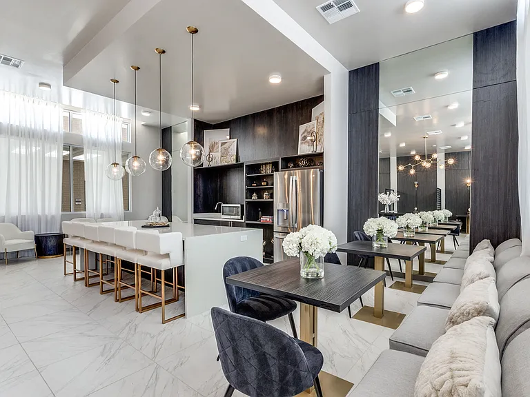Remi West Dallas — Photo 24