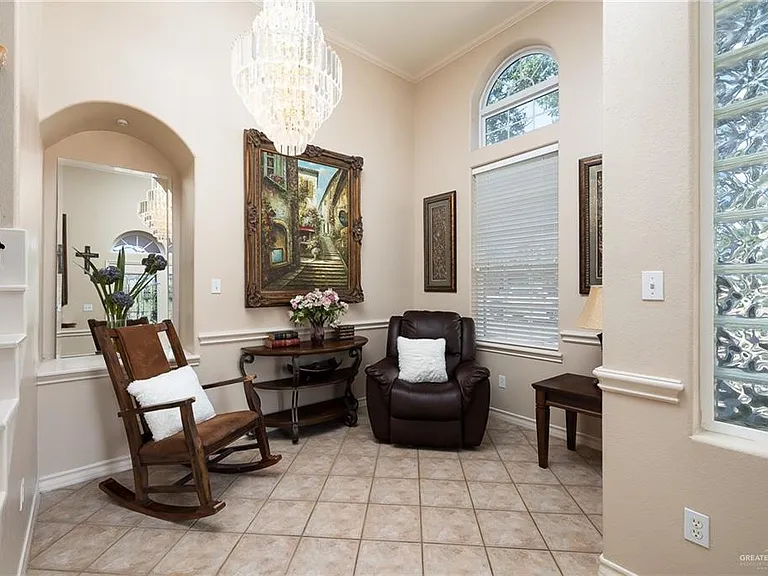 818 Hill Country Rd — Photo 3