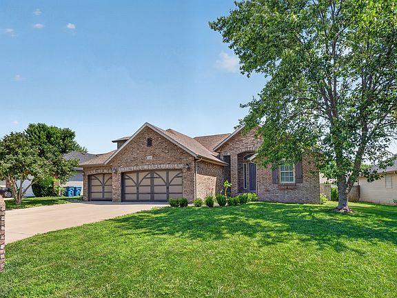 3rd image of 935 E Weldon Dr
