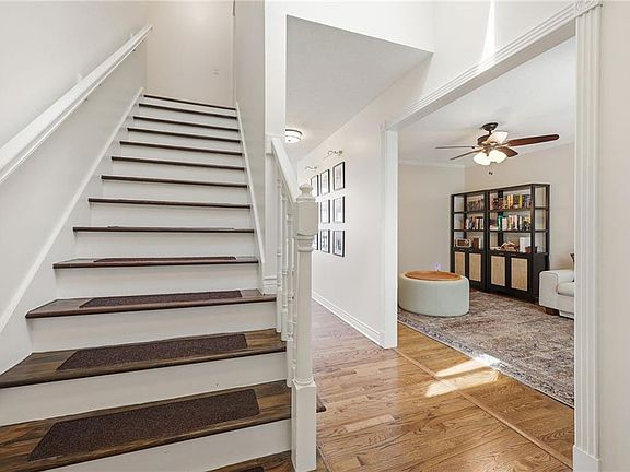 4th image of 1002 E Green Gables St