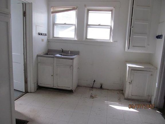 3rd image of 3350 Evanston Ave