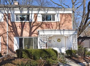 1500 Carriage Hill Dr, Glenview, IL 60025