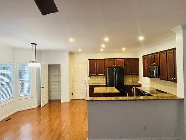 4 bed, 3386 sqft, $3,500 — Photo 3