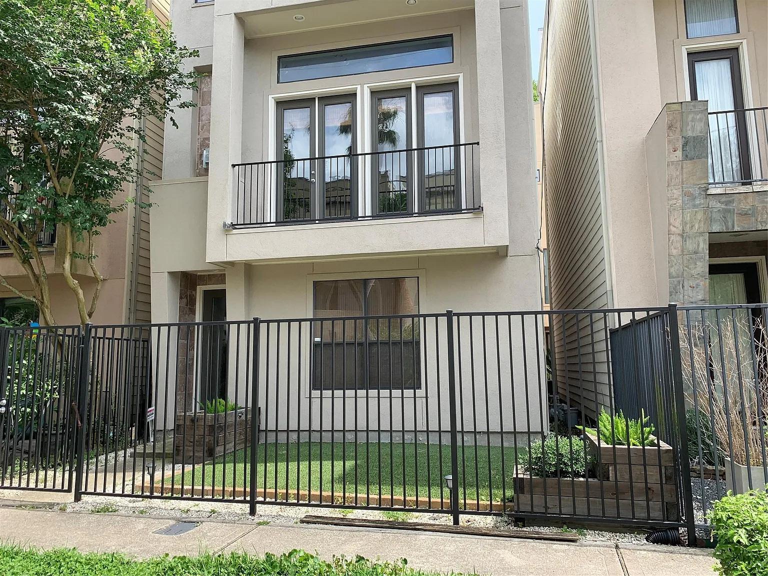 3 bed, 3.5 bath, 2288 sqft, $2,700 — Photo 2