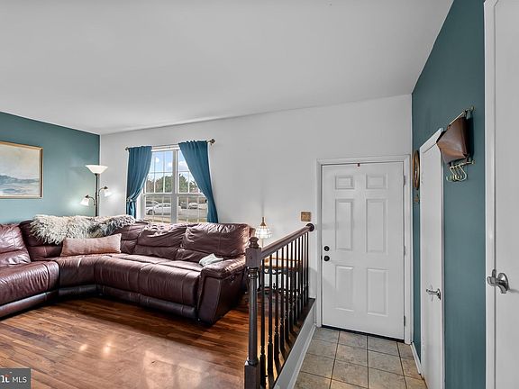 5th image of 446 Logan Dr
