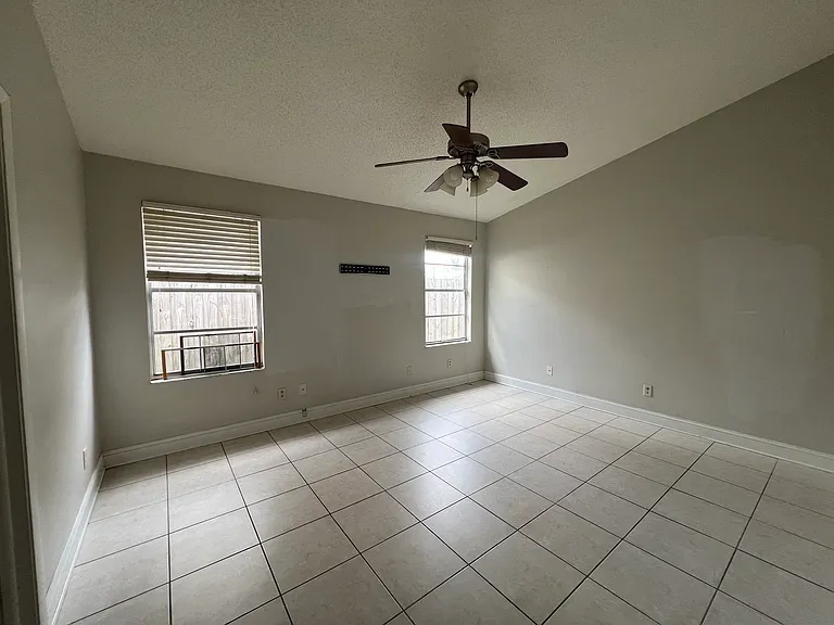 1413 Tiverton Dr — Photo 9