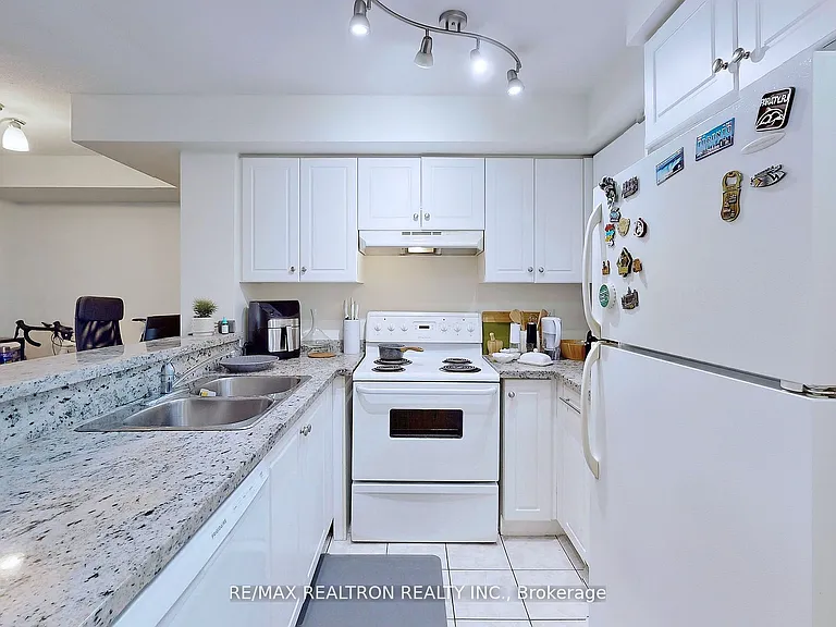 7 Lorraine Dr #2009 — Photo 17