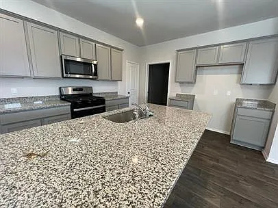 4 bed, 2.5 bath, 2034 sqft, $1,995 — Photo 3