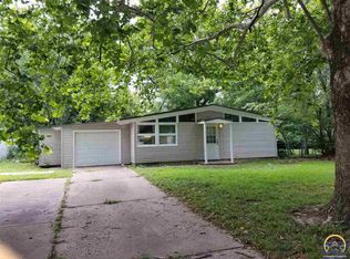 2504 SW Burnett Rd, Topeka, KS 66614