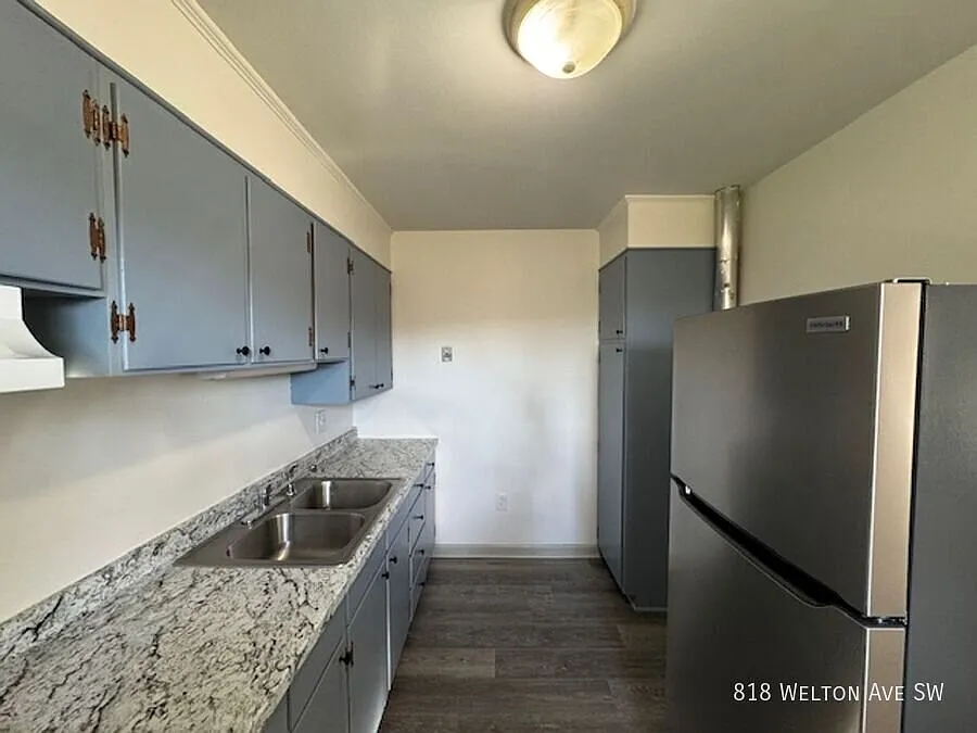 2 Bed 1 Bath, Split Level Duplex — Photo 3