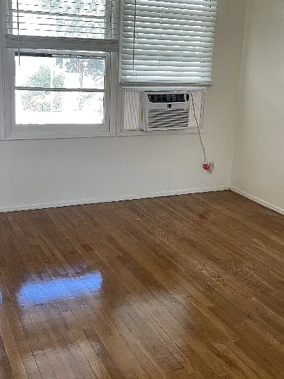 Silverlake Garden Apartments — Photo 6