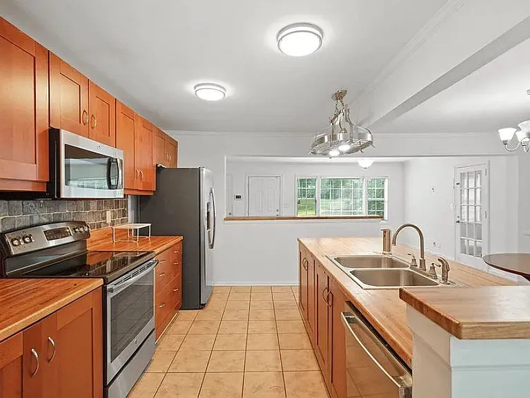 2371 Ben Hill Rd — Photo 4