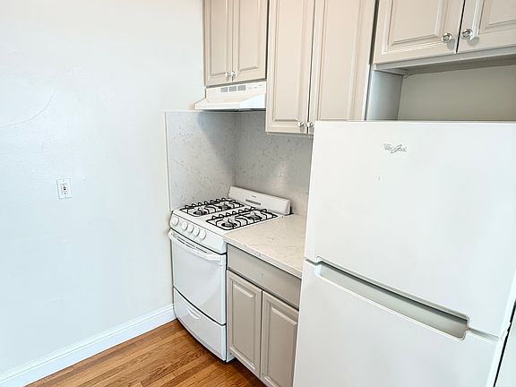 3rd image of 950 Bay St #20