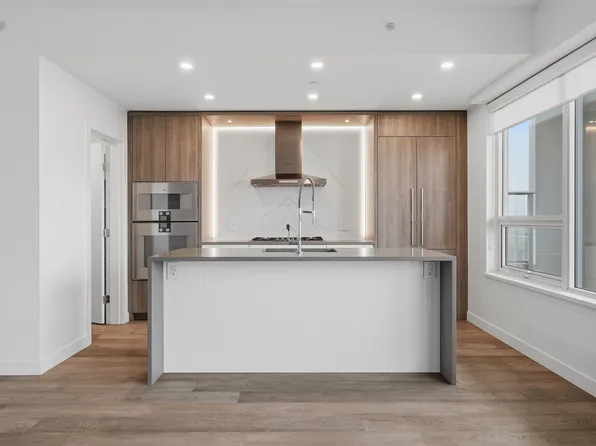 1441 Johnston Rd #1302, White Rock, BC V4B 3Z7