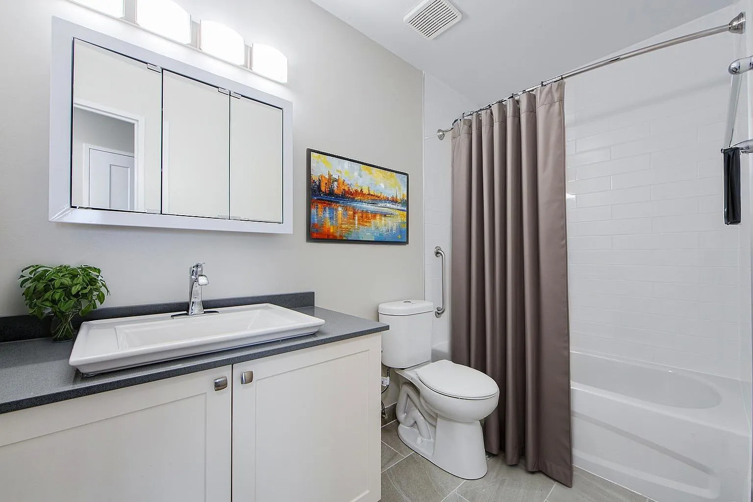 225 Van Horne Apartments — Photo 4