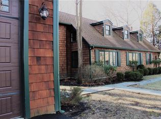 66 Essex Manor Ln, Saunderstown, RI 02874