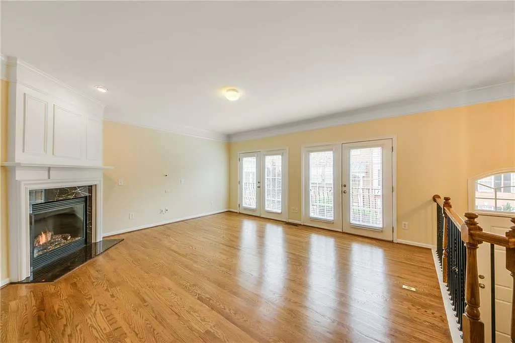 3 bed, 3.5 bath, 2328 sqft, $3,100 — Photo 4