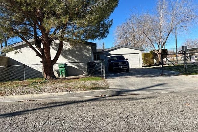 1st image of 45469 Thornwood Ave