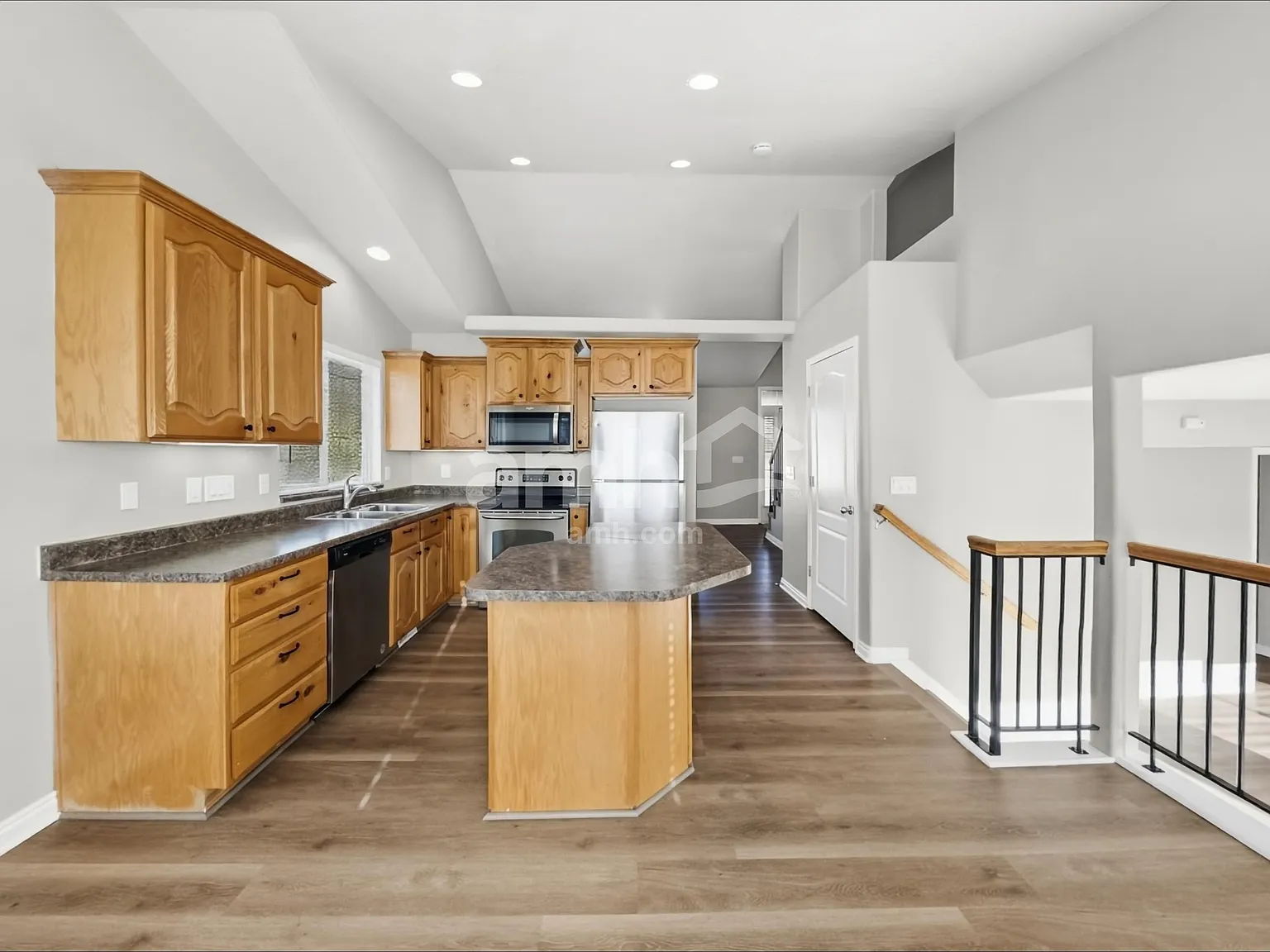 6 bed, 3.5 bath, 3040 sqft, $3,250 — Photo 4