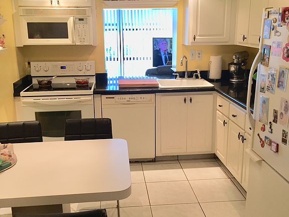 5th image of 1000 Parkview Dr APT 325