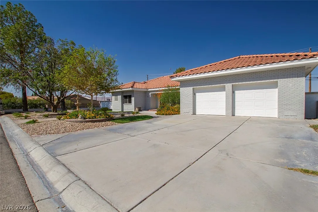 5 bed, 5.0 bath, 3623 sqft, $5,900 — Photo 2